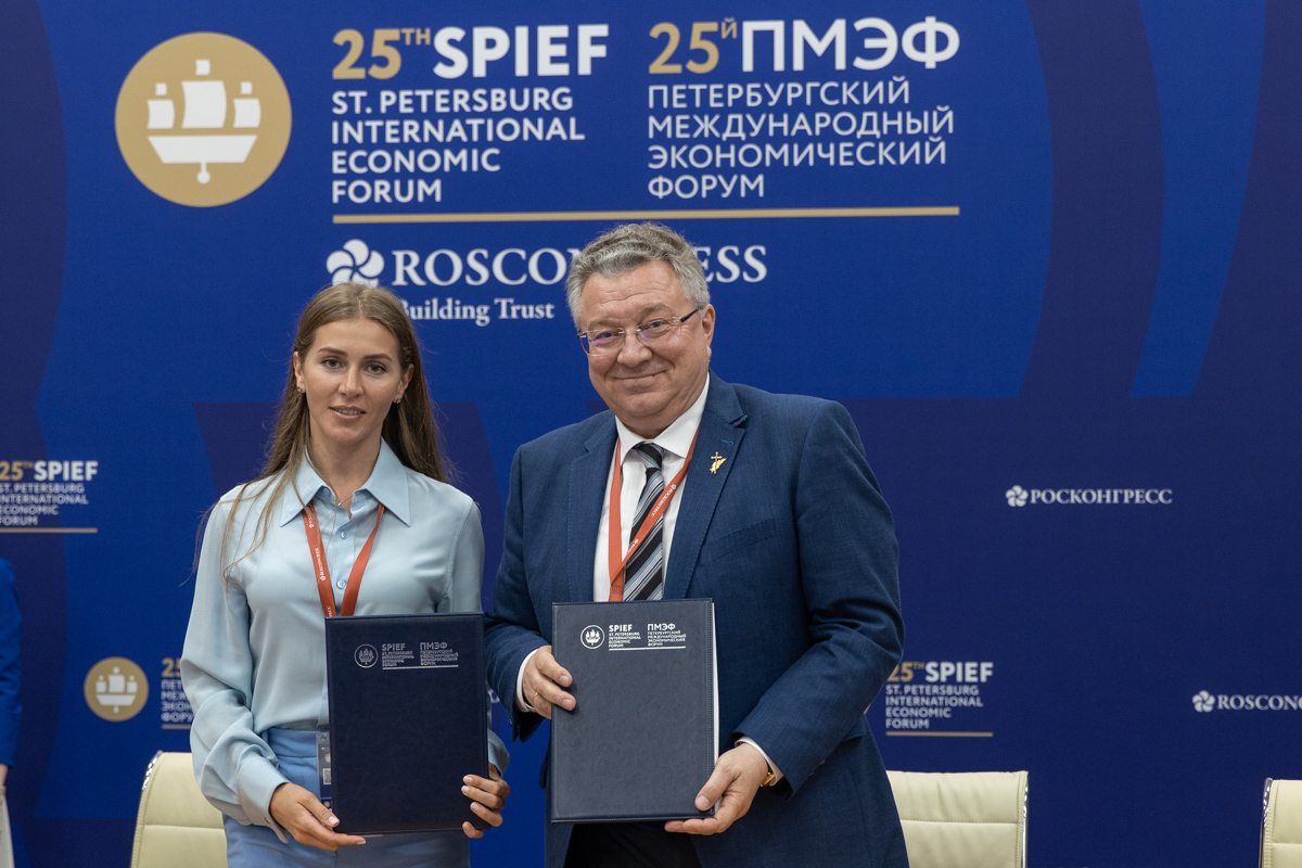 Генеральный директор и совладелец ООО «Тэленти» Марина Бунтова и ректор Политеха Андрей Рудской подписали соглашение о сотрудничестве 