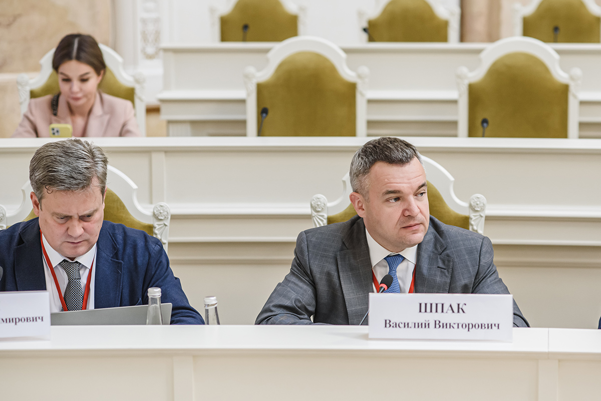 Итоги пленарного заседания подвел заместитель министра промышленности и торговли РФ Василий Шпак Итоги пленарного заседания подвел заместитель министра промышленности и торговли РФ Василий Шпак