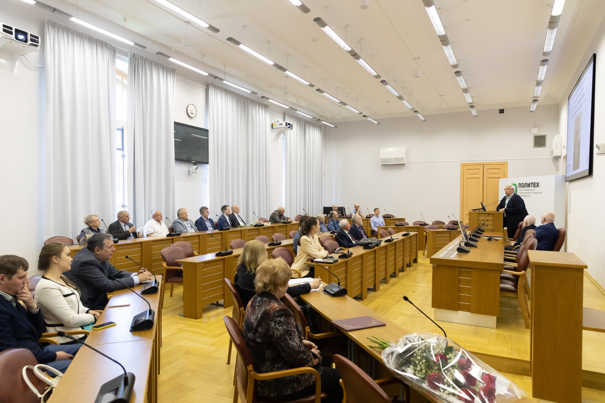 Выступления были посвящены заслугам и достижениям юбиляра Выступления были посвящены заслугам и достижениям юбиляра