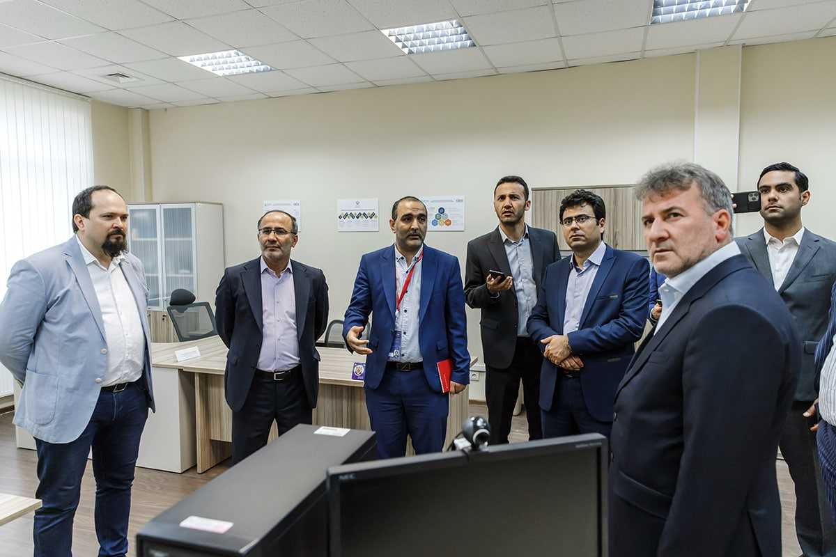 Для гостей из Ирана провели обзорную экскурсию по Политехническому университету, лабораториям и научным центрам Для гостей из Ирана провели обзорную экскурсию по Политехническому университету, лабораториям и научным центрам