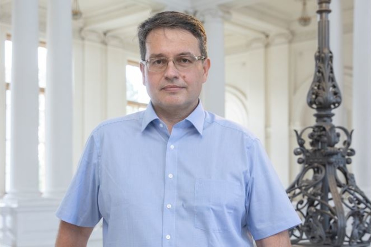 Старший преподаватель кафедры физики, победитель конкурсов «Лучший преподаватель глазами студентов» 2021 и 2022 годов Вадим Кожевников Старший преподаватель кафедры физики, победитель конкурсов «Лучший преподаватель глазами студентов» 2021 и 2022 годов Вадим Кожевников
