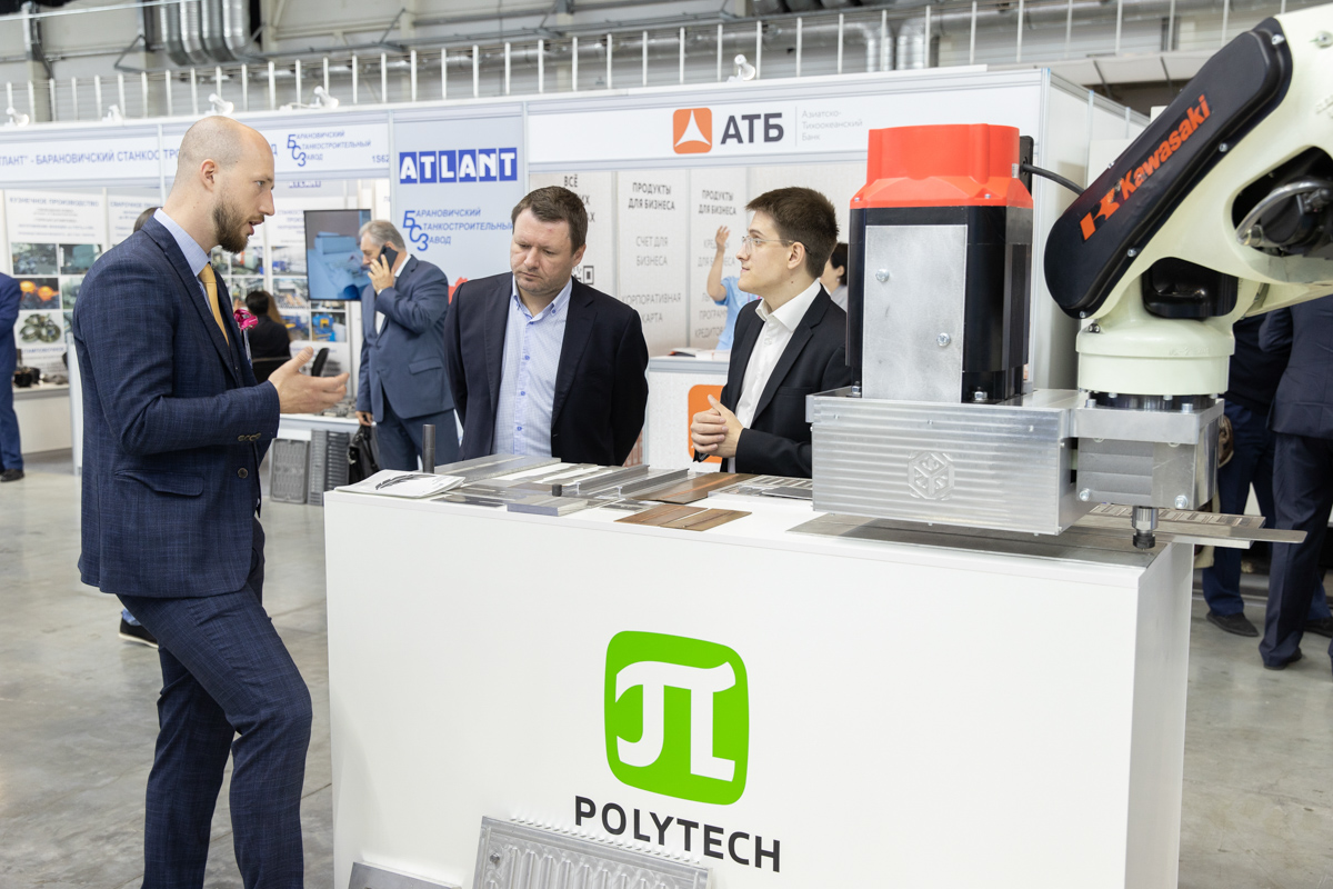 Роботизированную систему для сварки трением с перемешиванием демонстрируют Илья Смолин (на фото справа) и Леонид Жабрев (на фото слева)
