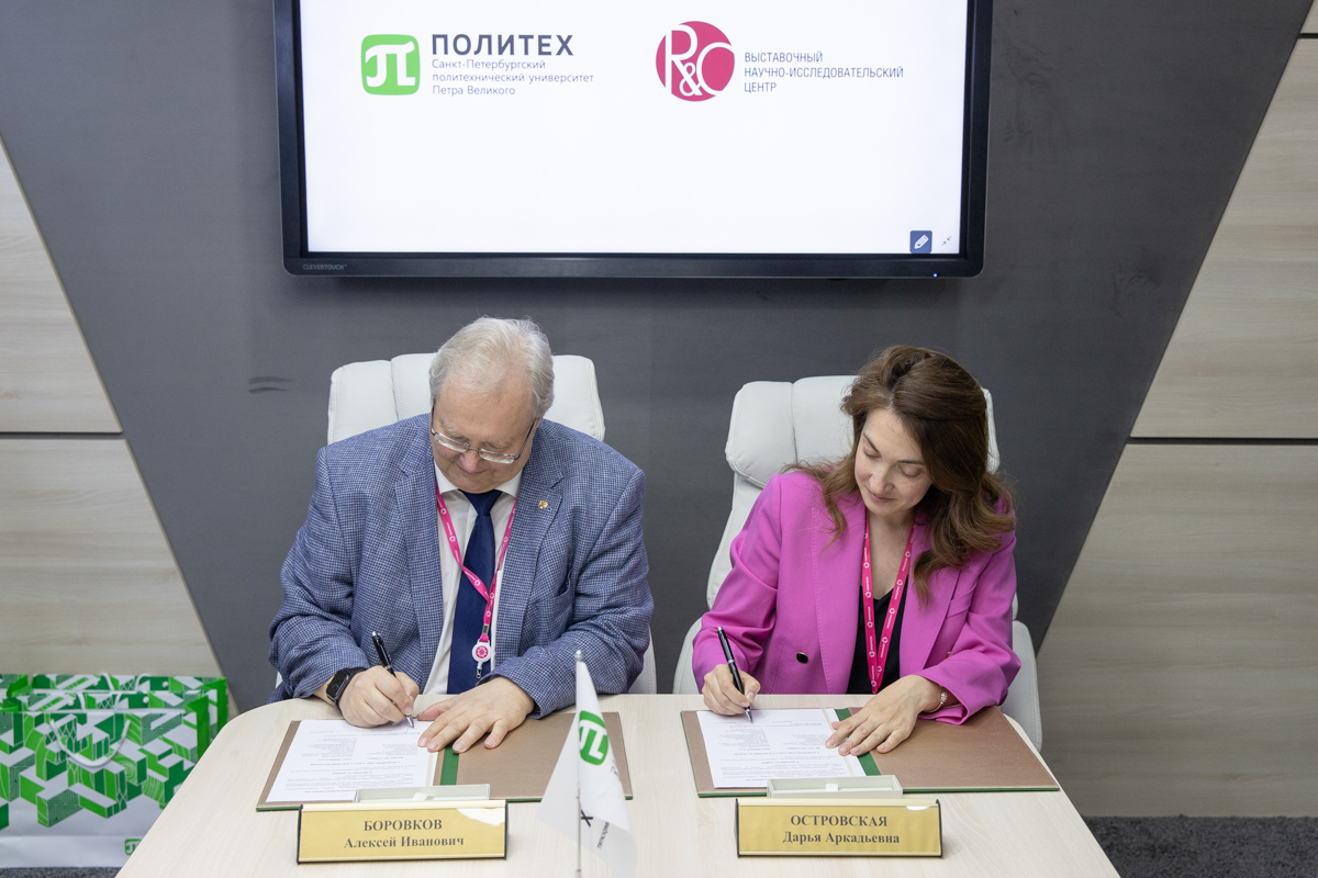 Алексей Боровков и генеральный директор ООО «ВНИЦ Р-н-С» Дарья Островская подписали соглашение о сотрудничестве