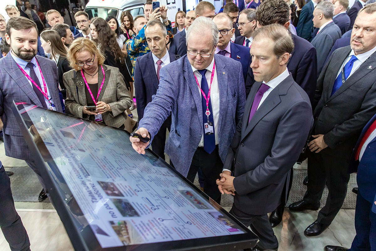 Министр промышленности и торговли Российской Федерации Денис Мантуров ознакомился с достижениями Санкт-Петербургского политехнического университета Петра Великого