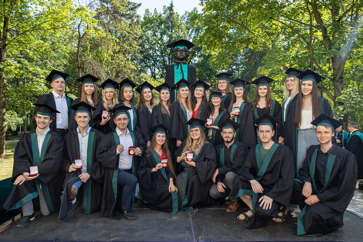 Лучшие выпускники Политеха с юбилейными медалями Петра Великого