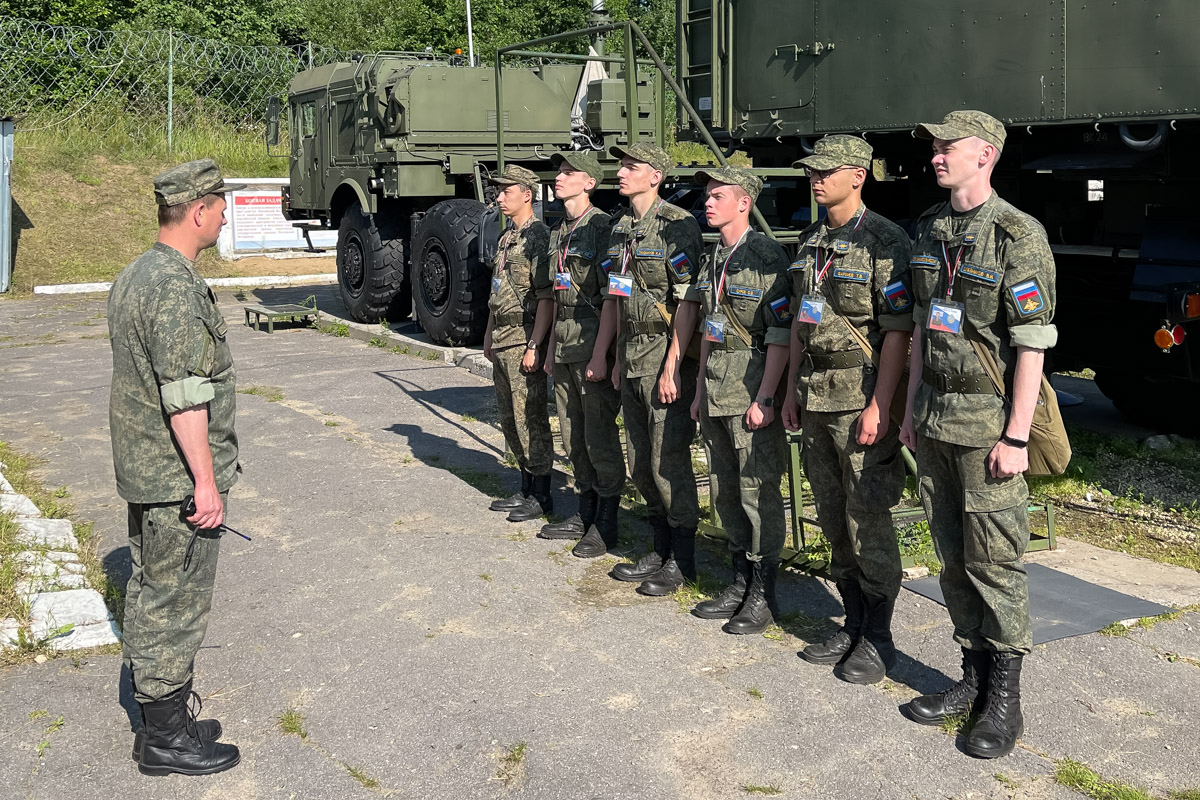 Политехники в одной из воинских частей 