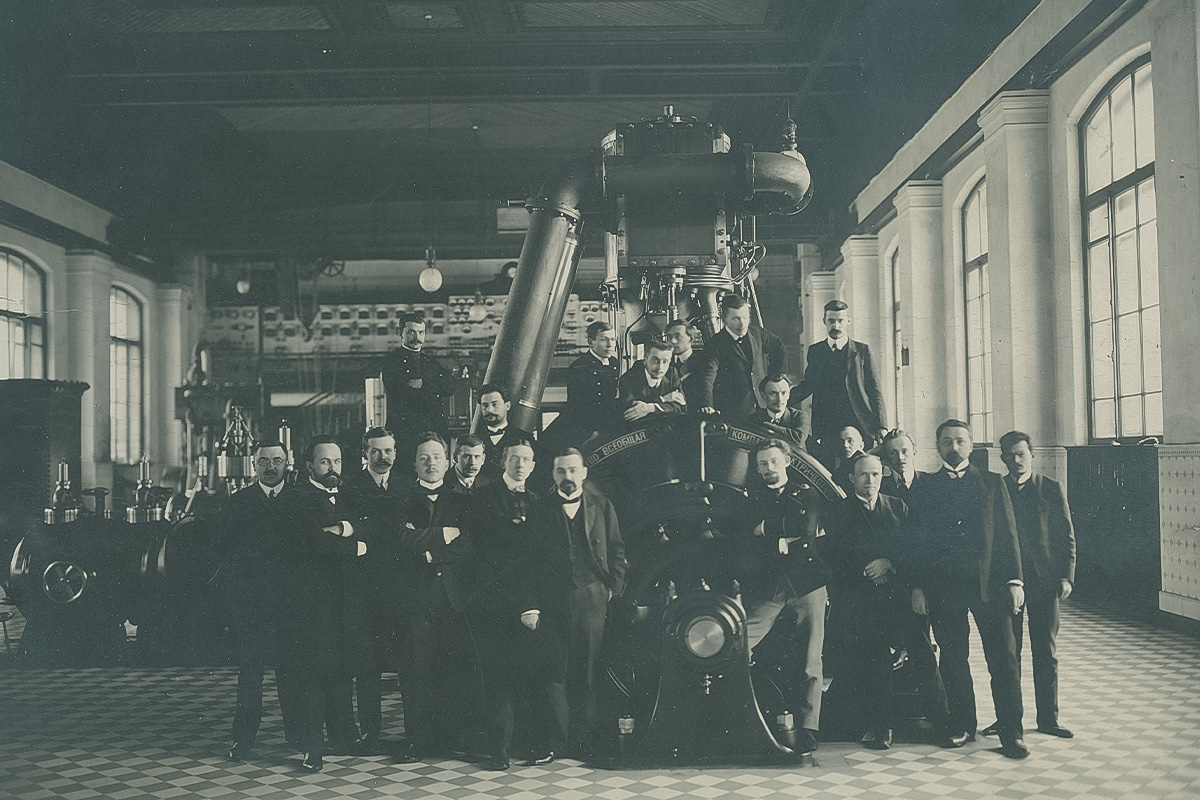 В. Ф. Миткевич (второй слева в первом ряду) со студентами и преподавателями электромеханического отделения в машинном зале электростанции СПбПИ