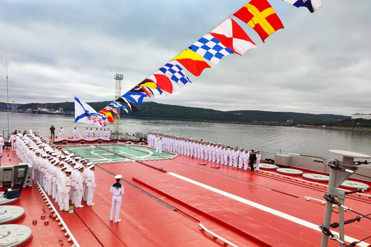 Политехники поздравили с Днем ВМФ экипаж крейсера «Петр Великий»