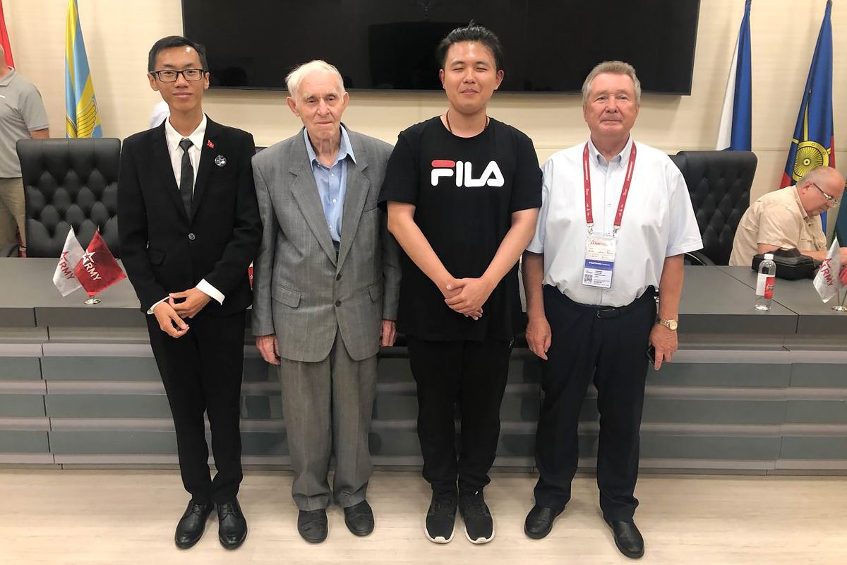 Иностранные студенты СПбПУ и академики РАН Алексей Анатольевич Завалин и Владимир Андреевич Захаренко 