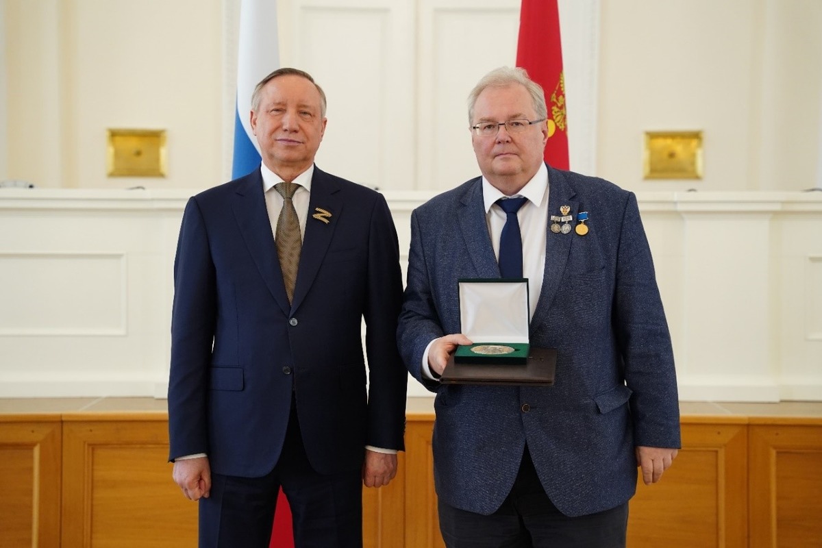 Губернатор Санкт-Петербурга Александр Беглов вручил медаль им. А.Н. Крылова лауреату премии Правительства Санкт-Петербурга за выдающиеся научные результаты в области науки и техники А.И. Боровкову (27 мая 2022 года) Губернатор Санкт-Петербурга Александр Беглов вручил медаль им. А.Н. Крылова лауреату премии Правительства Санкт-Петербурга за выдающиеся научные результаты в области науки и техники А.И. Боровкову (27 мая 2022 года)