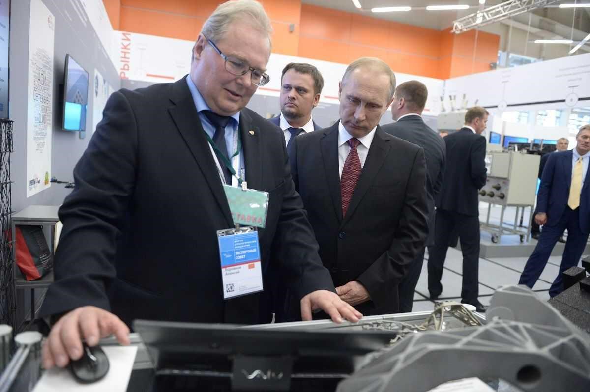 А.И. Боровков представляет президенту России В.В. Путину проект «Фабрики будущего», а также разработки компаний и организаций, участвующих в реализации проектов по направлению «Технет» НТИ (Форум стратегических инициатив, 21 июля 2016 года, Москва). Фото: Пресс-служба президента России А.И. Боровков представляет президенту России В.В. Путину проект «Фабрики будущего», а также разработки компаний и организаций, участвующих в реализации проектов по направлению «Технет» НТИ (Форум стратегических инициатив, 21 июля 2016 года, Москва). Фото: Пресс-служба президента России