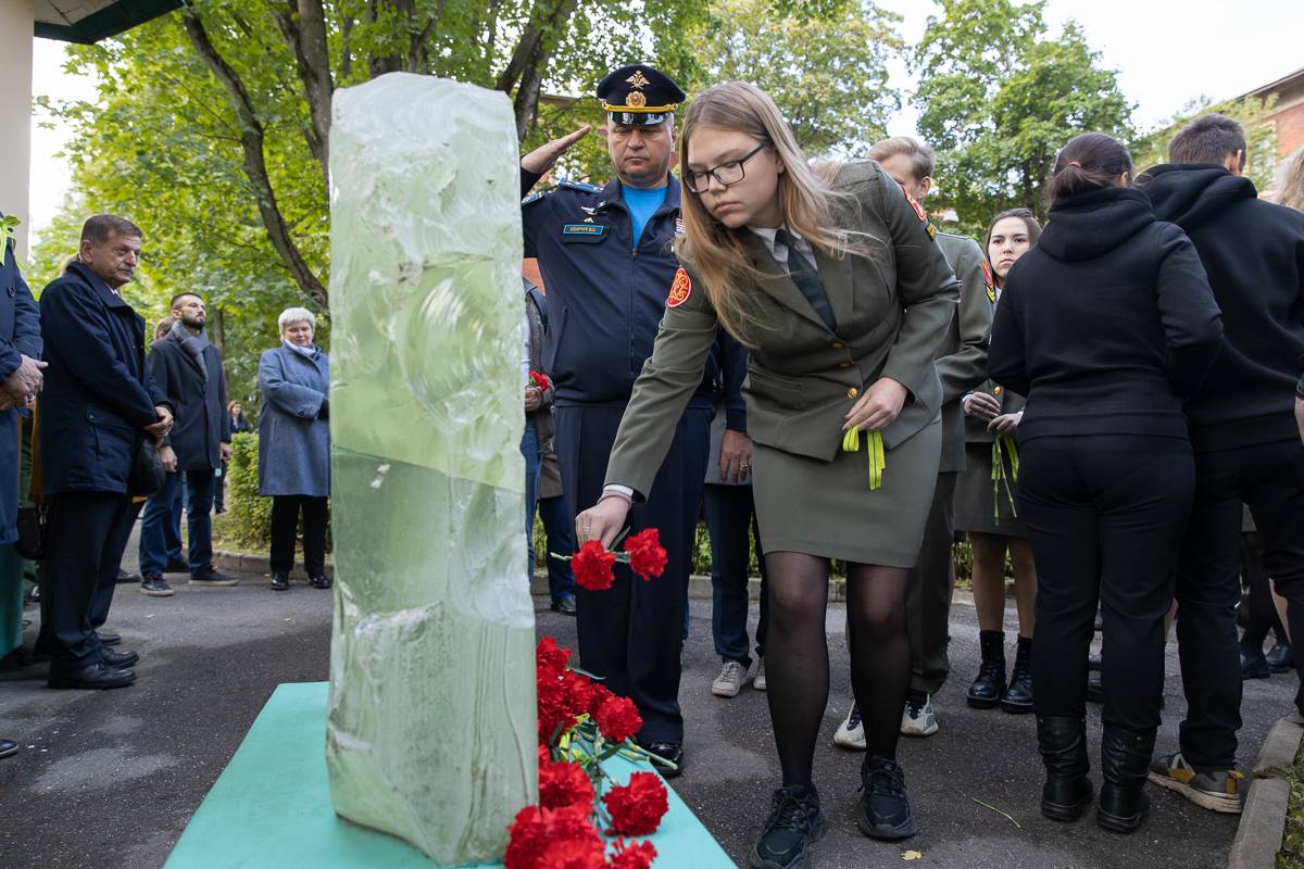 Митинг завершился минутой молчания и возложением цветов к памятному знаку «Колодец жизни» 