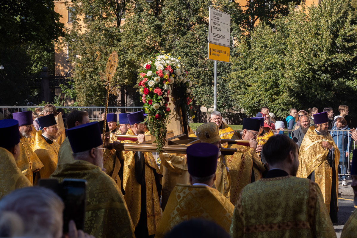 Александро-Невский крестный ход проводят ежегодно 12 сентября по благословению митрополита Санкт-Петербургского и Ладожского 