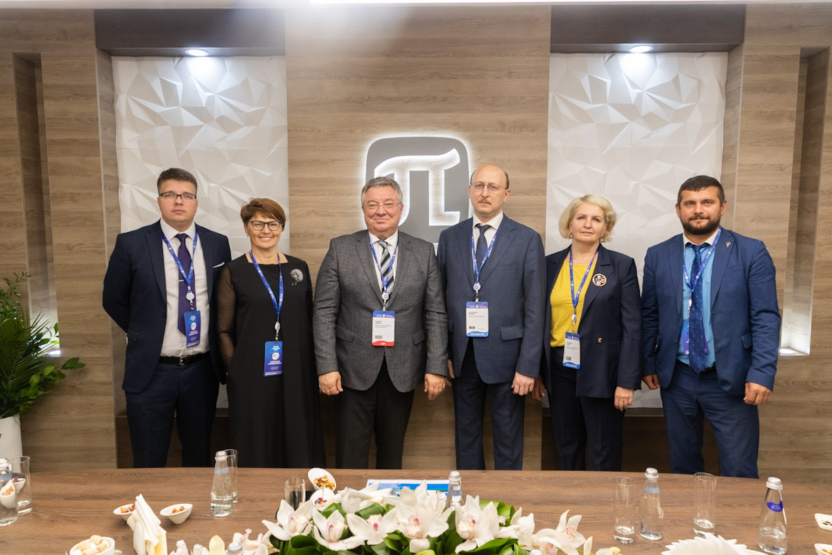 Встреча с заместителем директора ООО «Газпром трансгаз Югорск» Сергеем Андриановым и заместителем начальника управления — начальником отдела социального развития ООО «Газпром трансгаз Санкт-Петербург» Ингой Белоусовой Встреча с заместителем директора ООО «Газпром трансгаз Югорск» Сергеем Андриановым и заместителем начальника управления — начальником отдела социального развития ООО «Газпром трансгаз Санкт-Петербург» Ингой Белоусовой