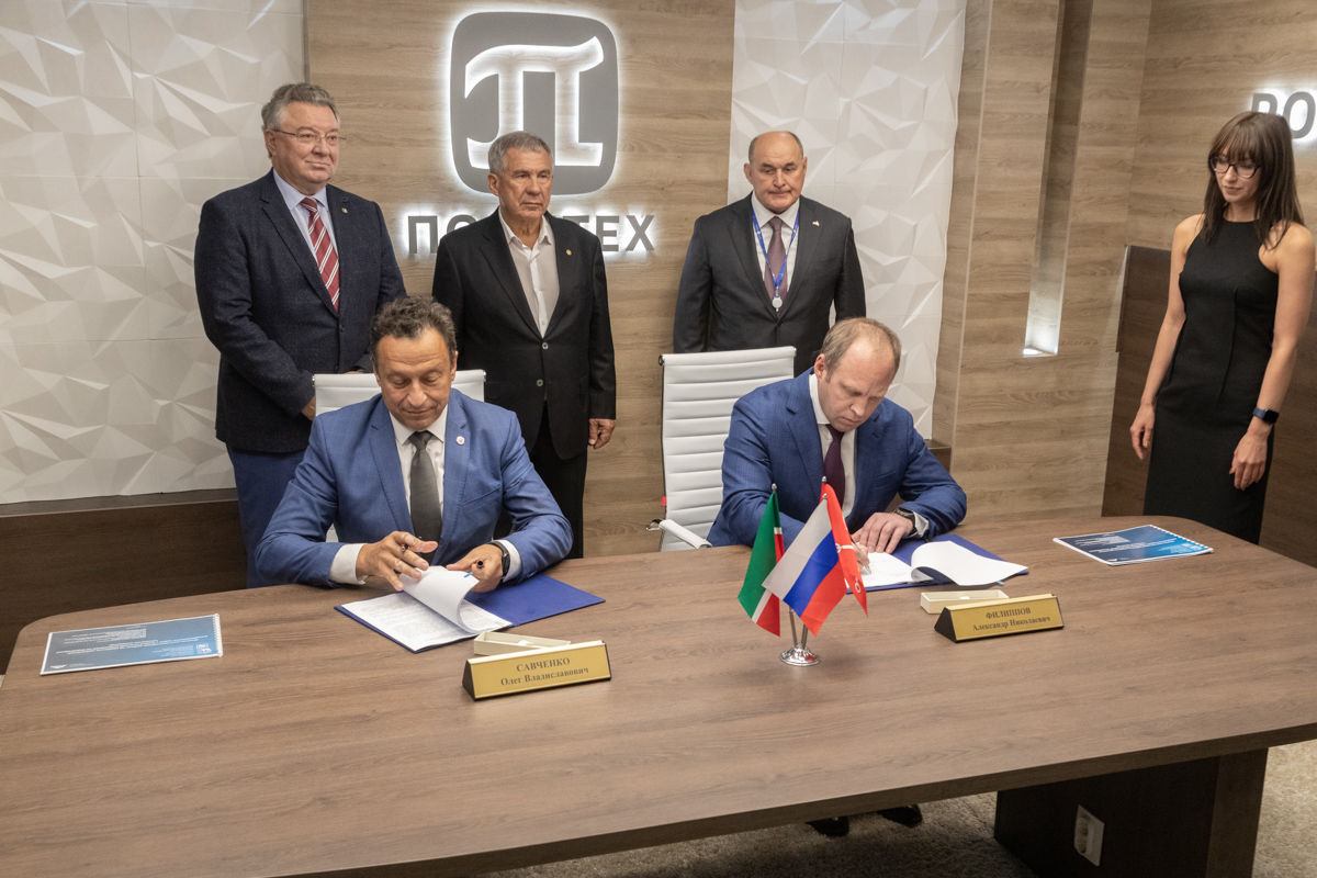 Александр Филиппов и Олег Савченко подписали договор о сотрудничестве на стенде СПбПУ в присутствии президента Татарстана 