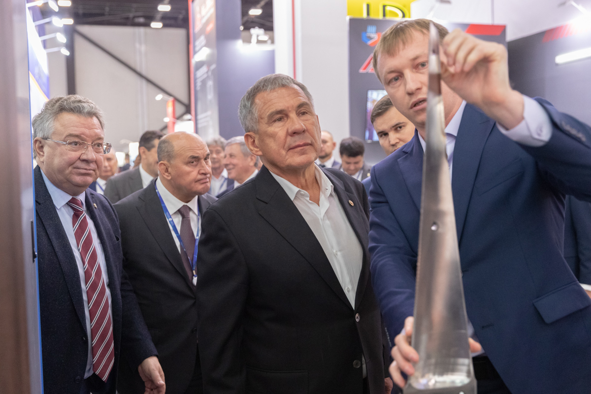 Особый интерес Рустам Минниханов проявил к компонентам газотурбинных двигателей, восстановленных методом газопорошковой лазерной наплавки Особый интерес Рустам Минниханов проявил к компонентам газотурбинных двигателей, восстановленных методом газопорошковой лазерной наплавки