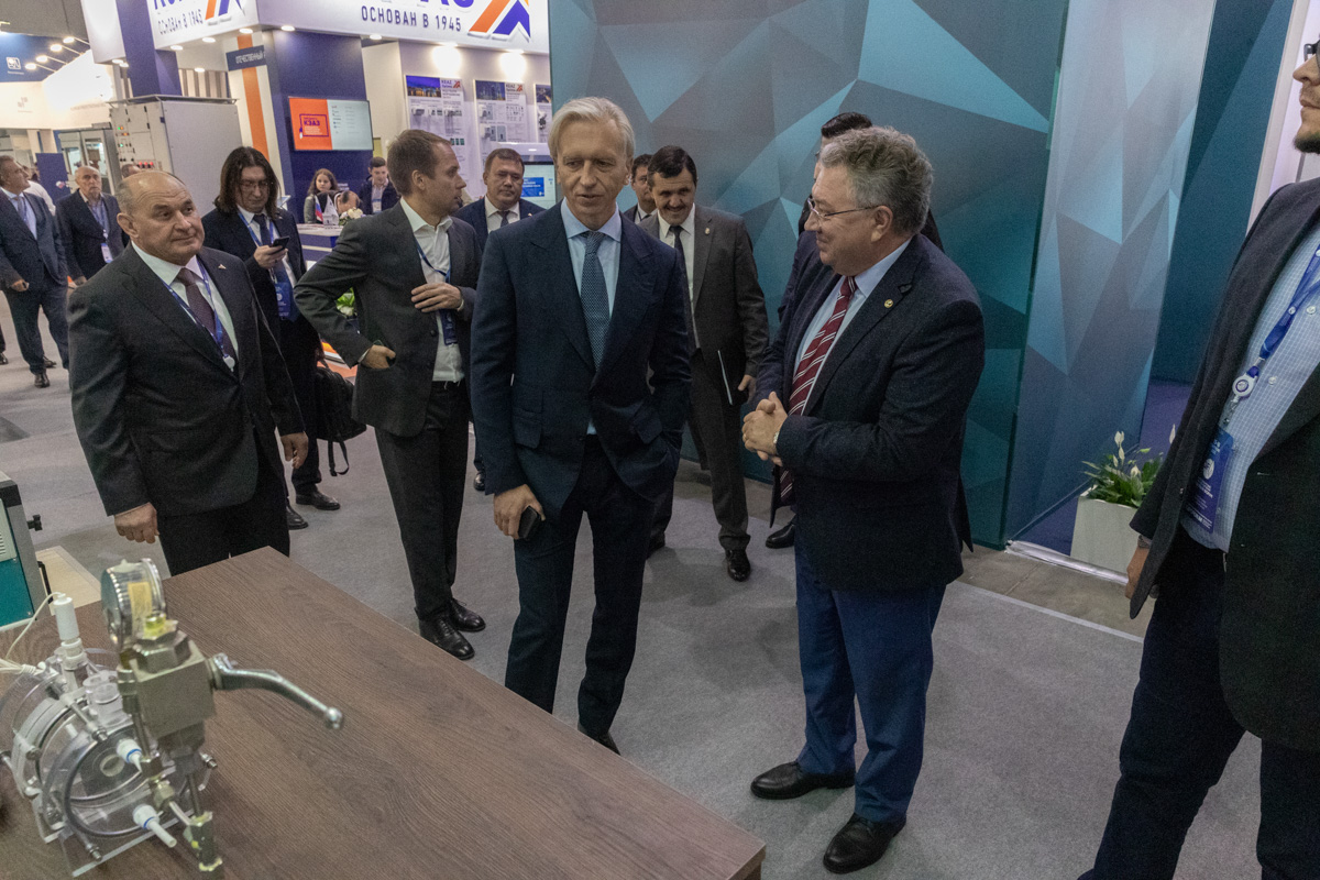 Председатель правления и генеральный директор ПАО «Газпром нефть» Александр Дюков внимательно ознакомился со всеми разработками на стенде Политеха 