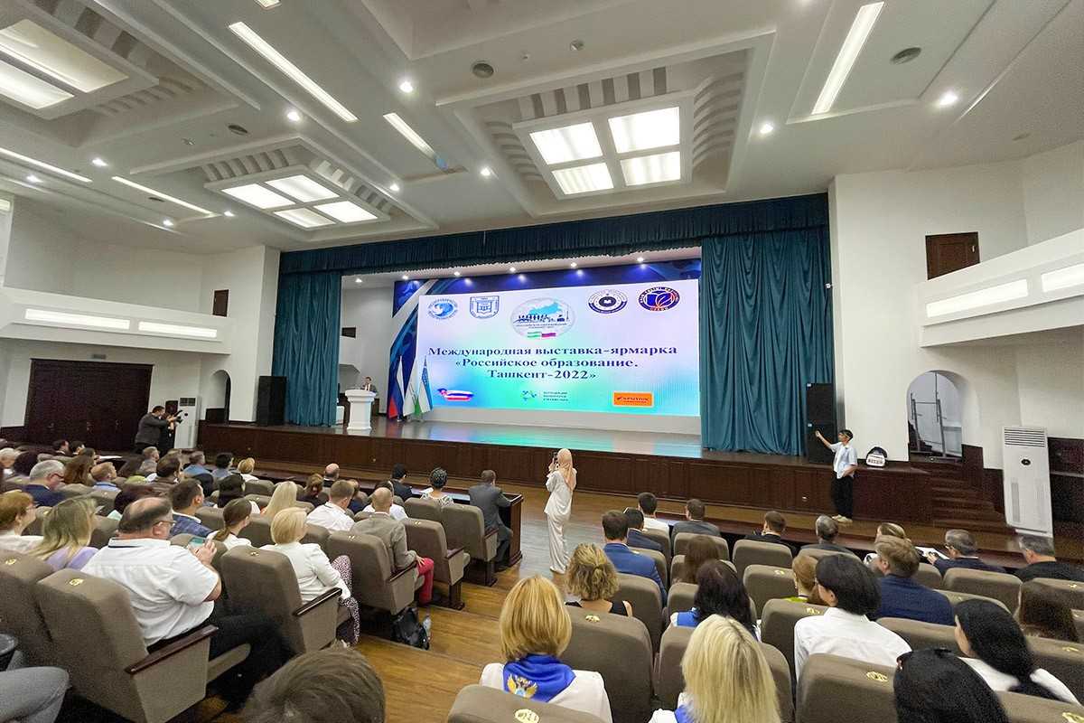 На выставке «Российское образование» в Узбекистане к участникам обратился заместитель руководителя Россотрудничества Павел Шевцов
