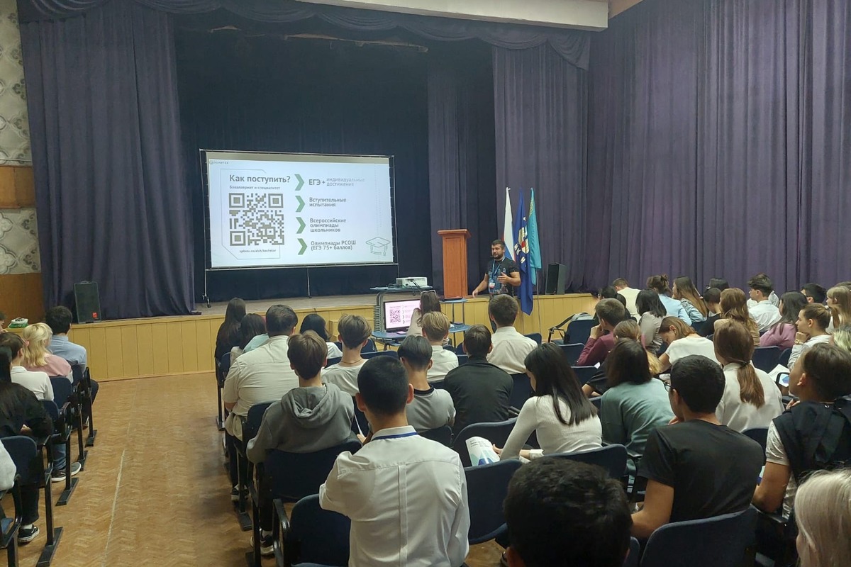 Руководитель Дирекции непрерывного образования и маркетинговых коммуникаций СПбПУ Дмитрий Тихонов провел профориентационные встречи со школьниками