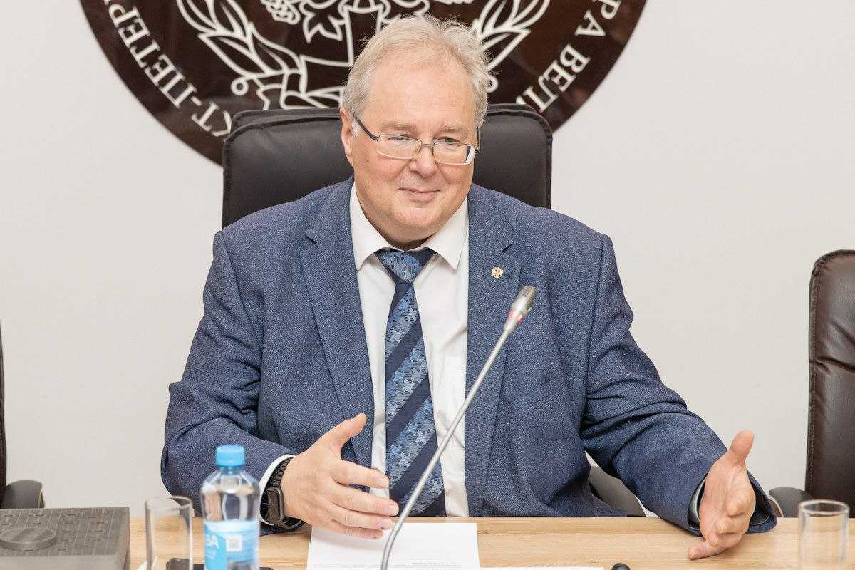 Алексей Боровков выступил с докладом на тему «Цифровая трансформация в высокотехнологичной промышленности» Алексей Боровков выступил с докладом на тему «Цифровая трансформация в высокотехнологичной промышленности»