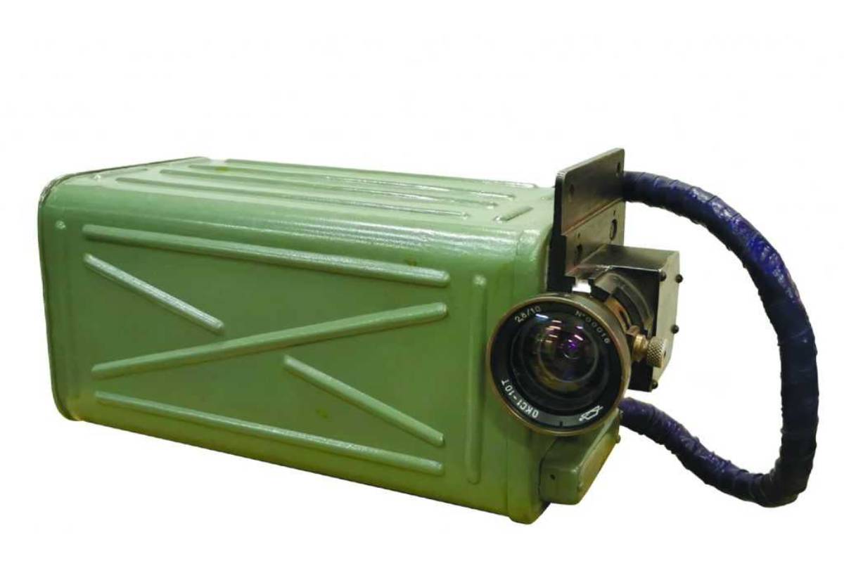 Разработанная И.Л. Валиком аппаратура «Селигер» позволила передать на Землю изображение первых живых обитателей космического аппарата — собак Белки и Стрелки 