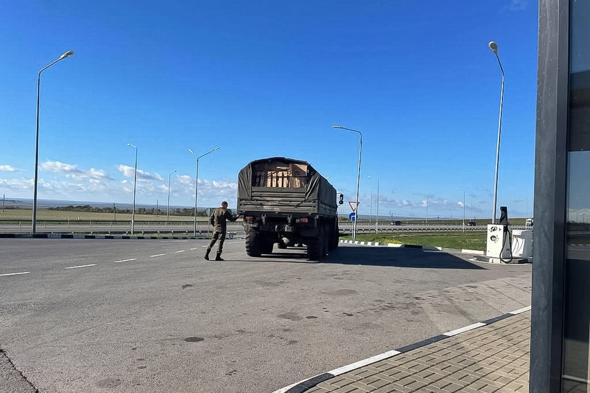 В Ростове гуманитарную помощь политехники передали командиру бригады 