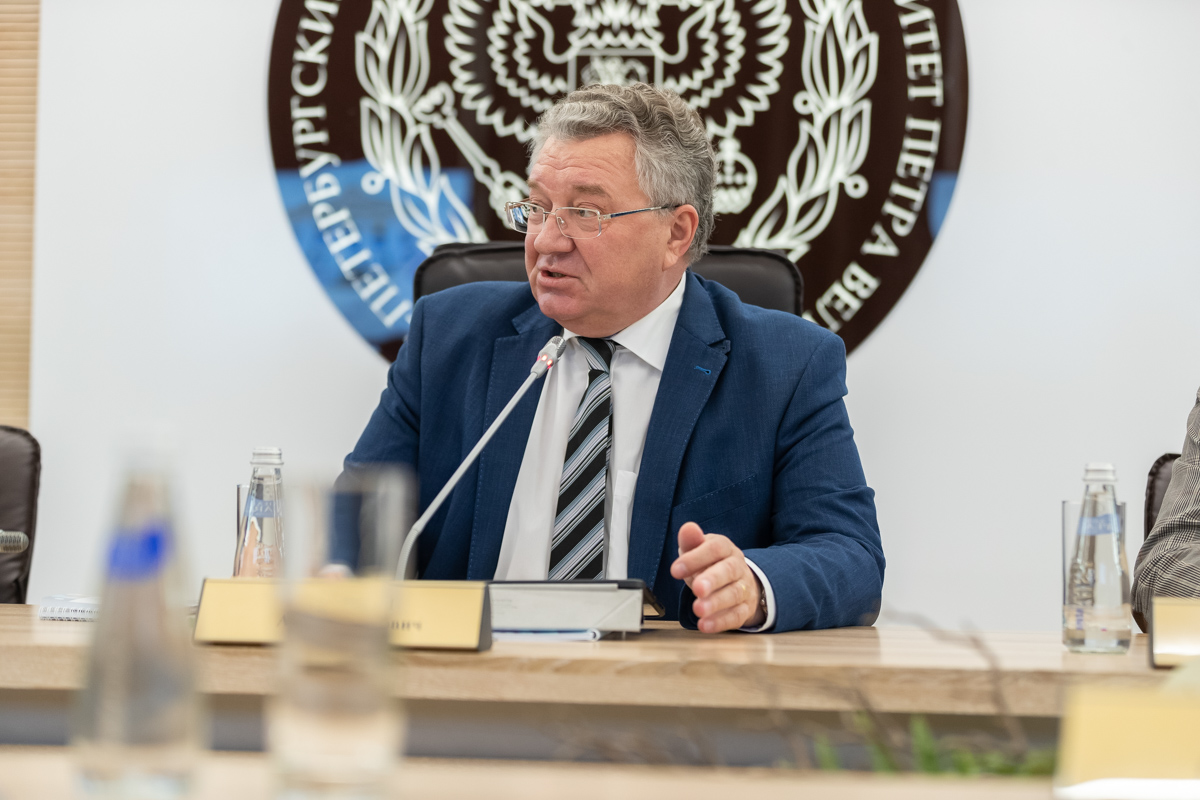 На пленарном заседании выступил с докладом сопредседатель оргкомитета академик РАН Андрей Рудской 