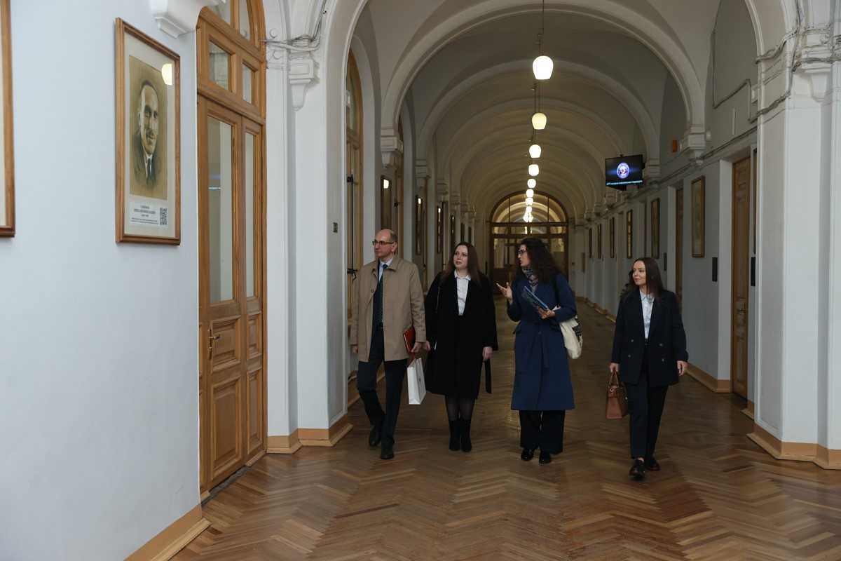 Знакомство Генерального консула Турецкой Республики в Санкт-Петербурге Озгуна Талу с Политехом началось с визита в Главное здание 