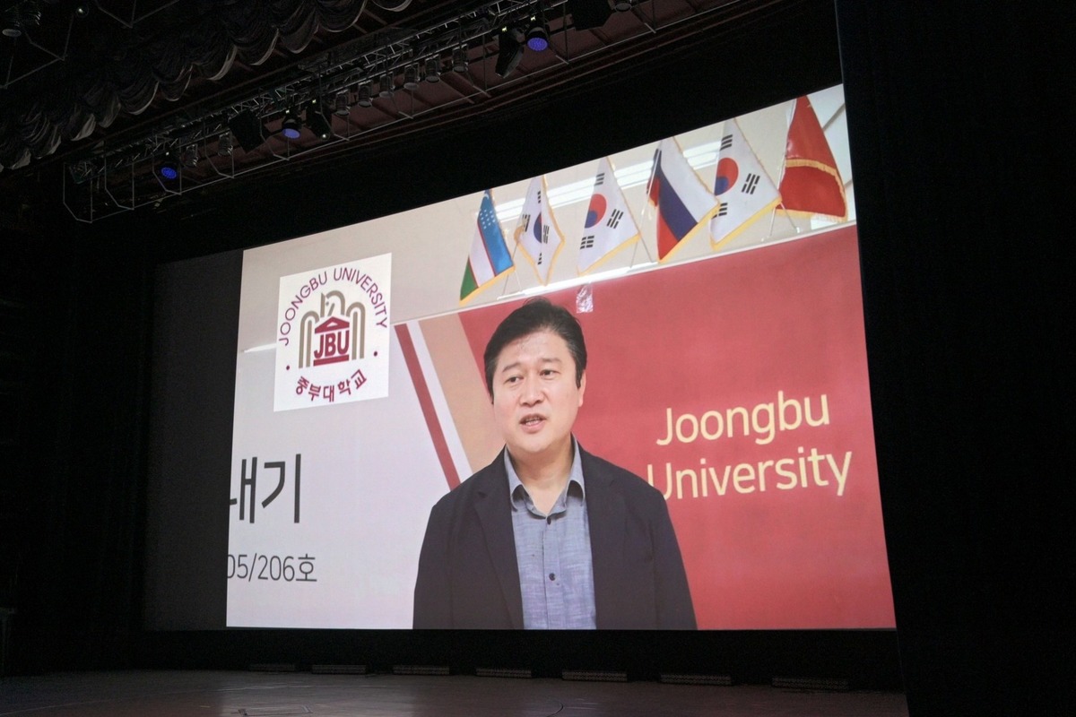 Начальник отдела международного сотрудничества Университета Джунгбу Ли Мин Хи 