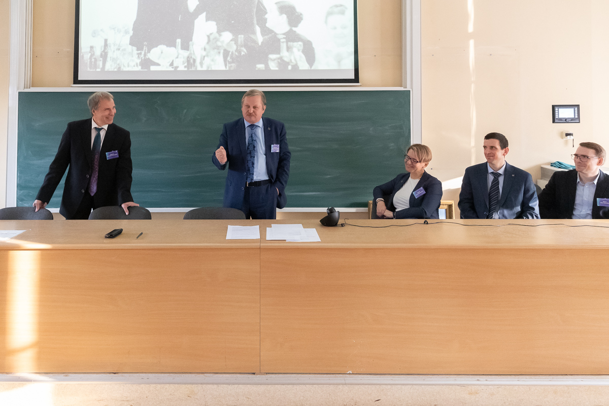 Прозвучали поздравления почетных гостей и старейших выпускников института (на фото — ректор Академического университета А.В. Филимонов)