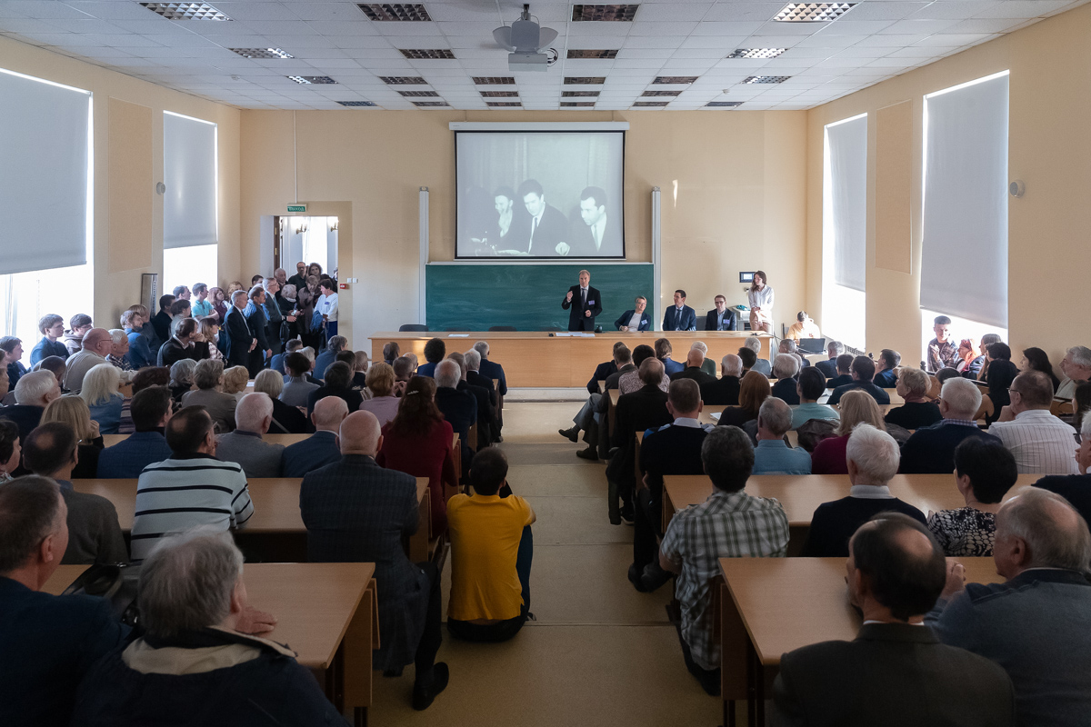 Более 300 выпускников и гостей института пришли на встречу 