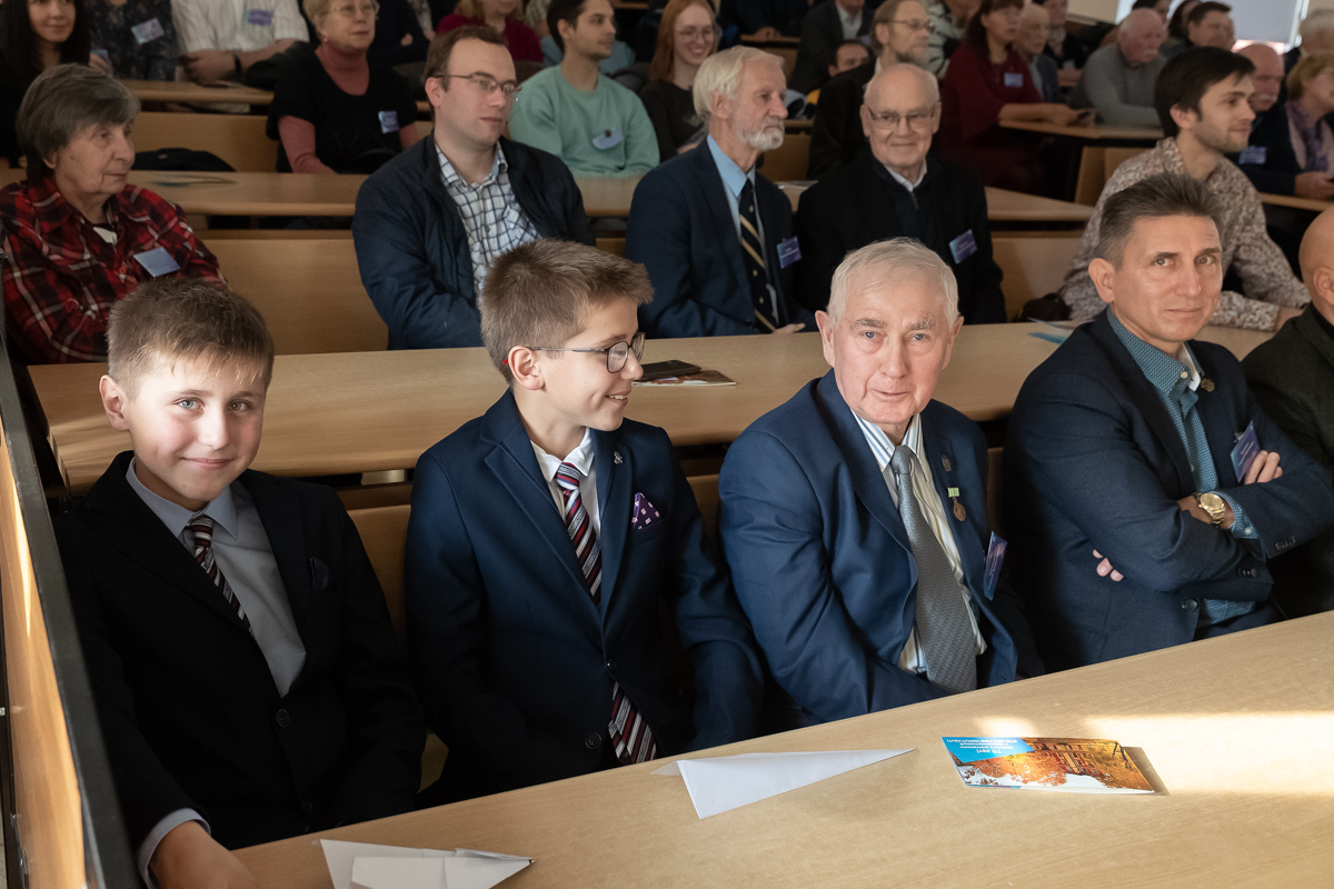 Некоторые выпускники пришли в альма-матер с детьми и даже внуками 