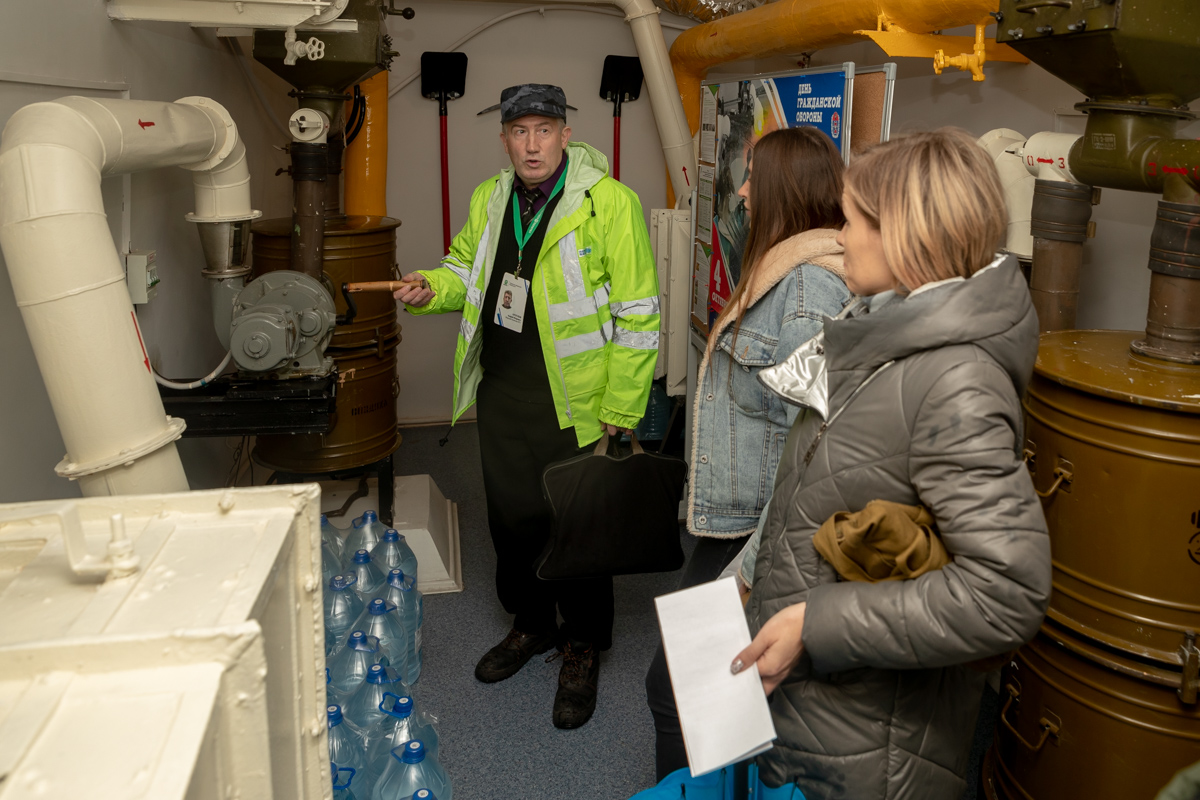 Участников тренировки привезли в безопасное место – защитное сооружение гражданской обороны в Главном учебном корпусе 