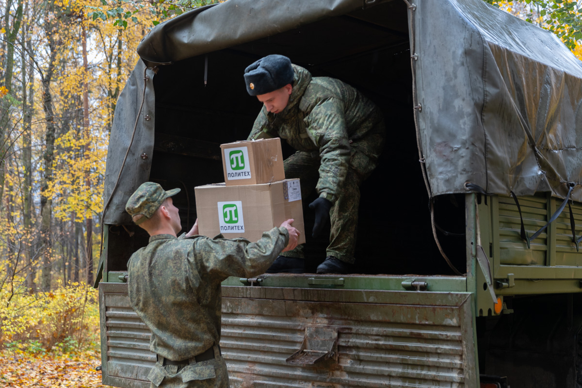 Политехники передали грузовик гуманитарной помощи в войсковую часть 