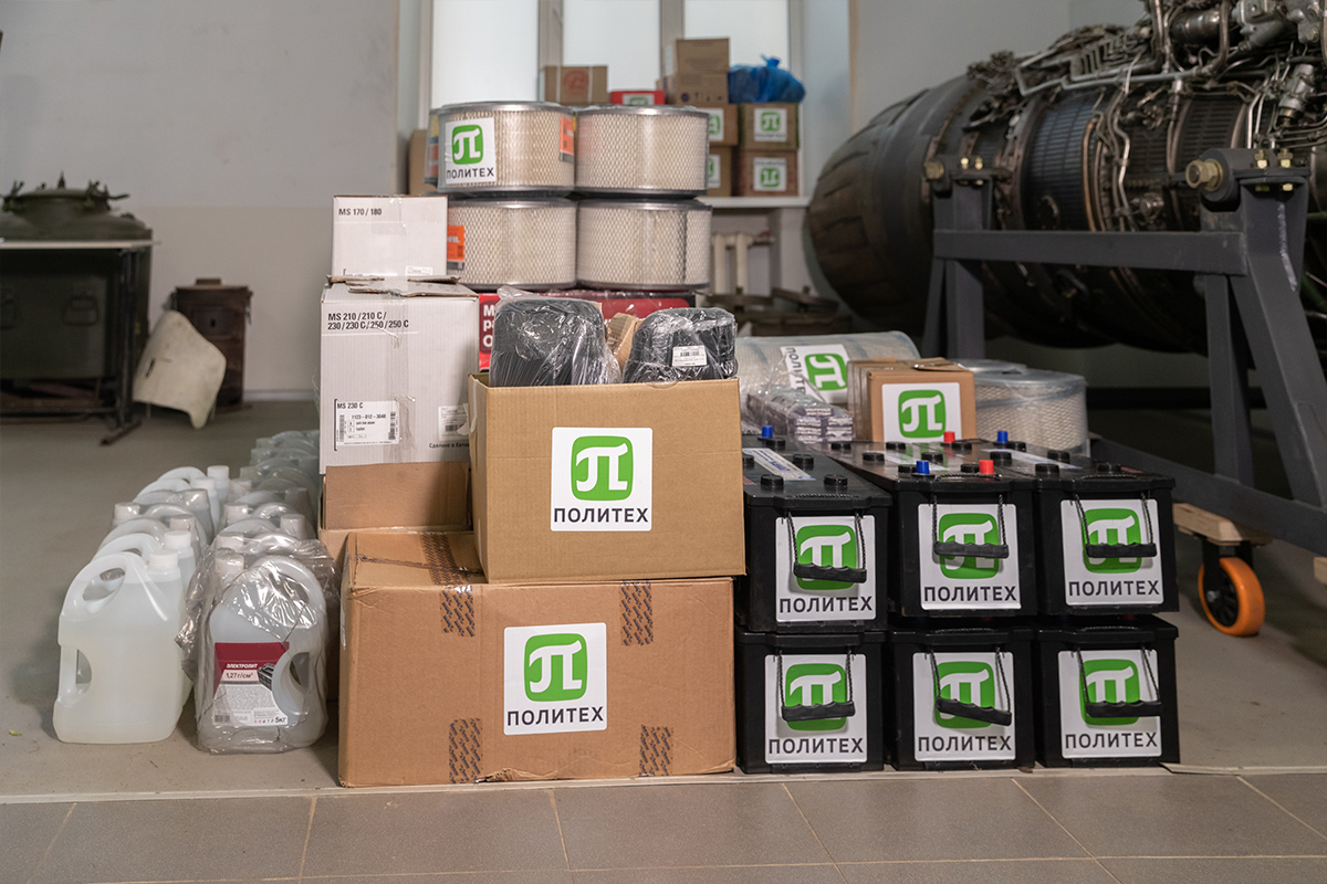 Сотрудники СПбПУ передали различный инвентарь, оборудование и расходные материалы