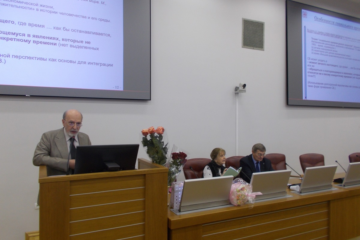 Слева направо — Евгений Захарович Зиндер, Виолетта Николаевна Волкова, Георгий Борисович Ха-лин Слева направо — Евгений Захарович Зиндер, Виолетта Николаевна Волкова, Георгий Борисович Ха-лин