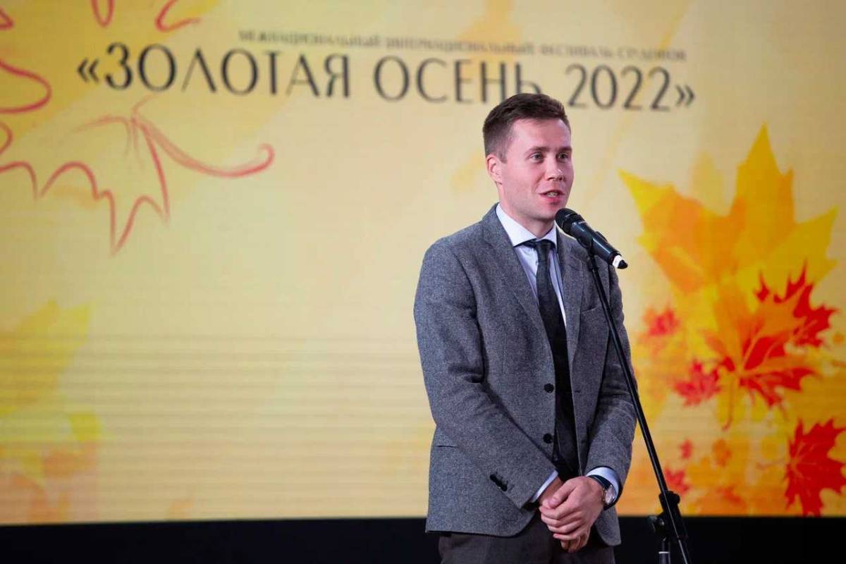 Проректор по молодежной политике и коммуникативным технологиям СПбПУ Максим Пашоликов приветствовал участников фестиваля 