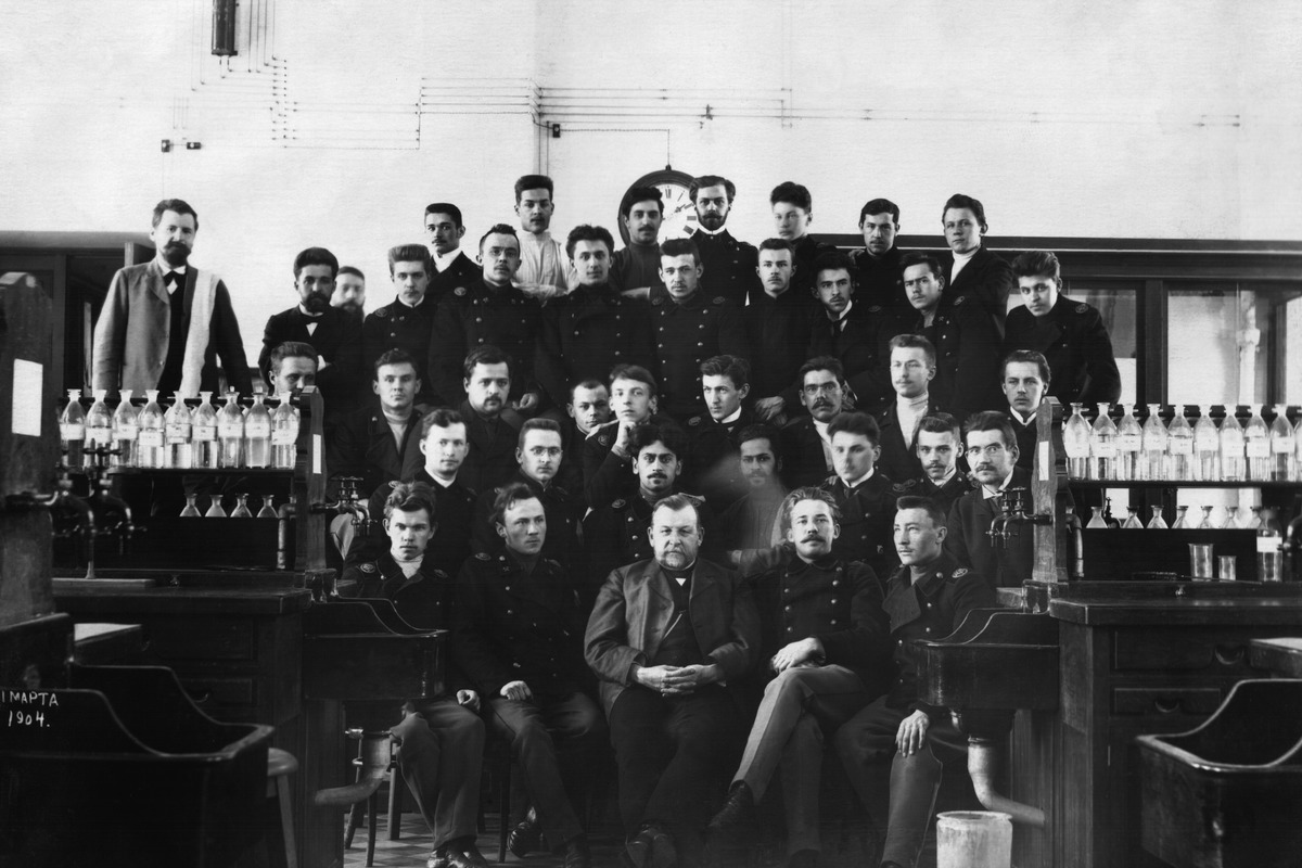 Н. А. Меншуткин и студенты-металлурги 11 марта 1904 г. 