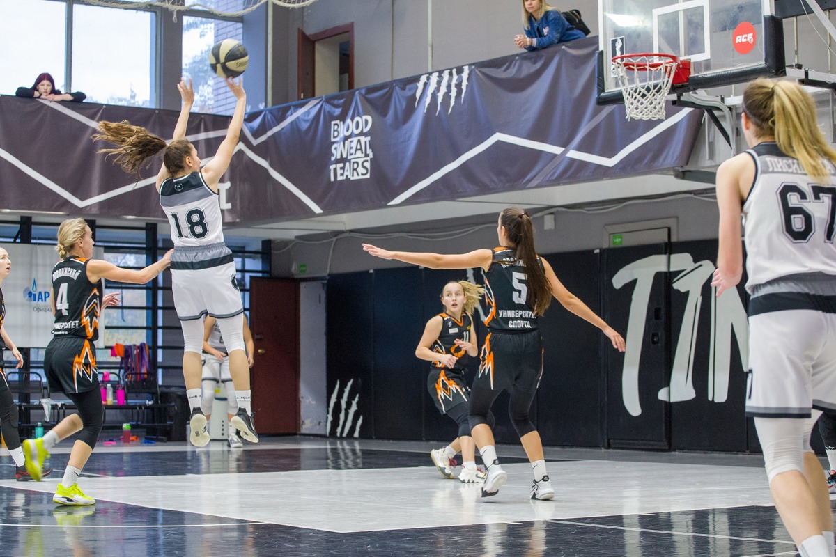Женская сборная Политеха по баскетболу занимает первую строчку в своей группе 