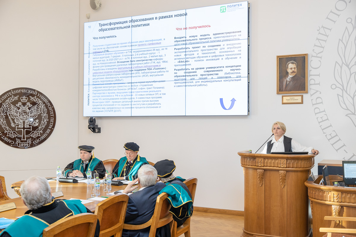 Отчет по образовательной деятельности за 2021-2022 учебный год и задачи на следующий представила проректор по образовательной деятельности Елена Разинкина 