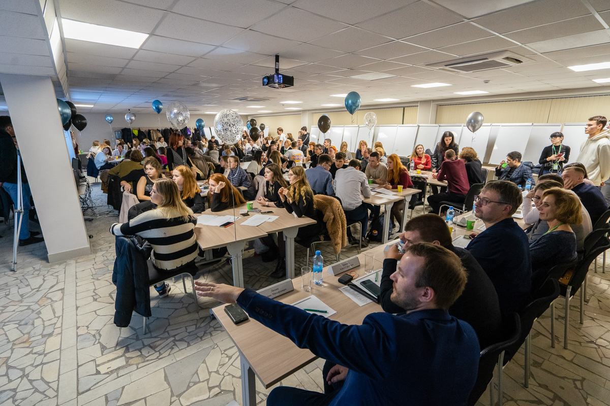 Команды соревновались в трех конкурсах — на лучшую видеовизитку, на прохождение квеста по станциям и выполнение квиза 