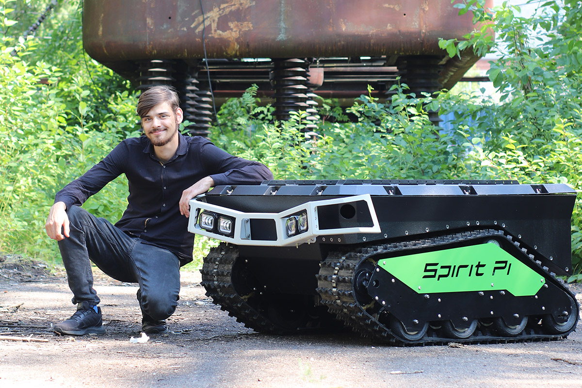 Всеволод Гайдук получил премию правительства города за победу в конкурсе «Лучший молодежный проект Санкт-Петербурга 2022» за проект беспилотной платформы Spirit Pi 