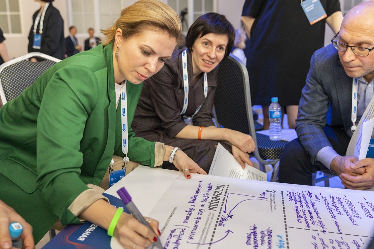 Ирина Рудская и Татьяна Кудрявцева работали на форуме в междисциплинарной команде с представителями подразделений «Газпром нефти» и их университетов-партнеров 