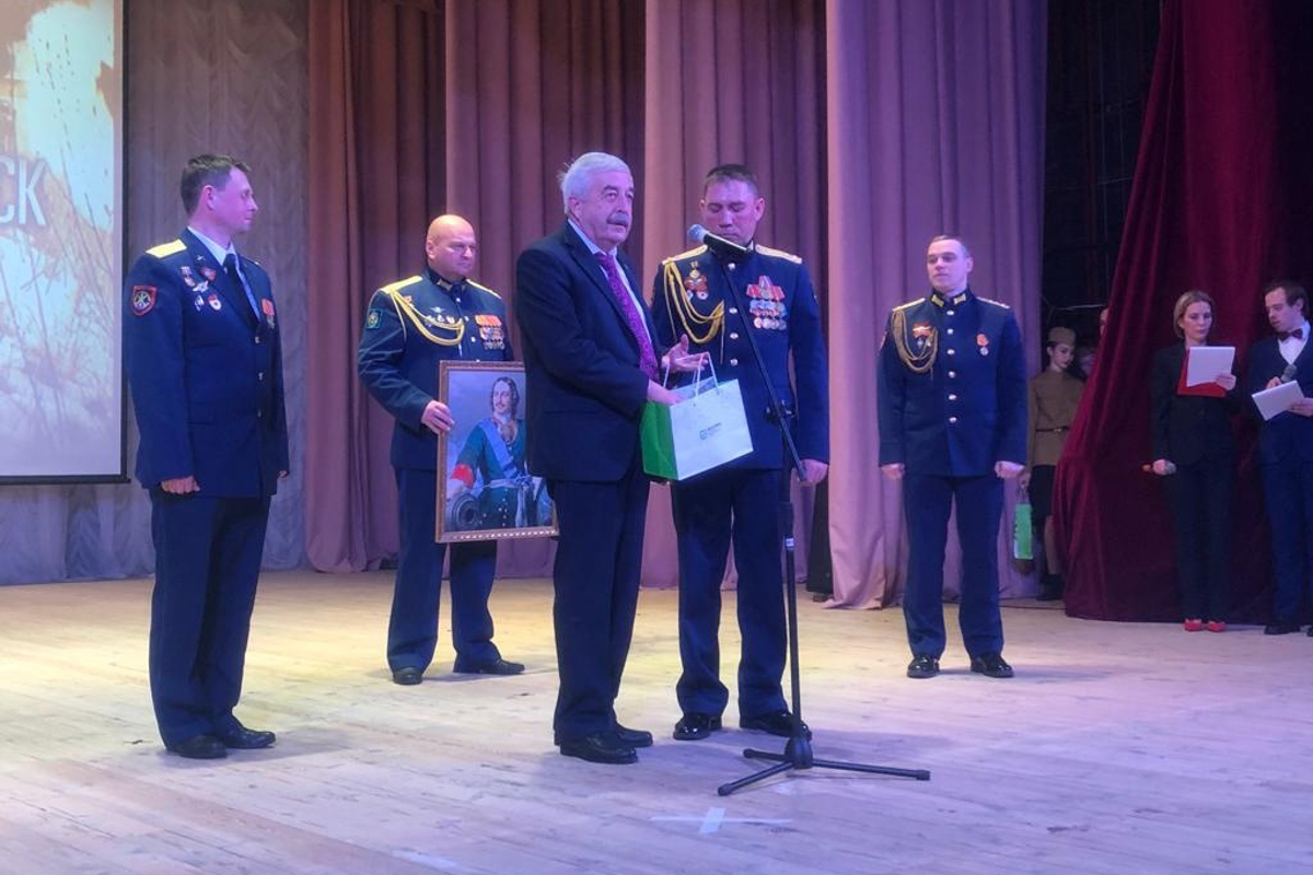 Владимир Глухов и командир войсковой части 28037 гвардии полковник Игорь Гуфраев поблагодарили друг друга за сотрудничество 