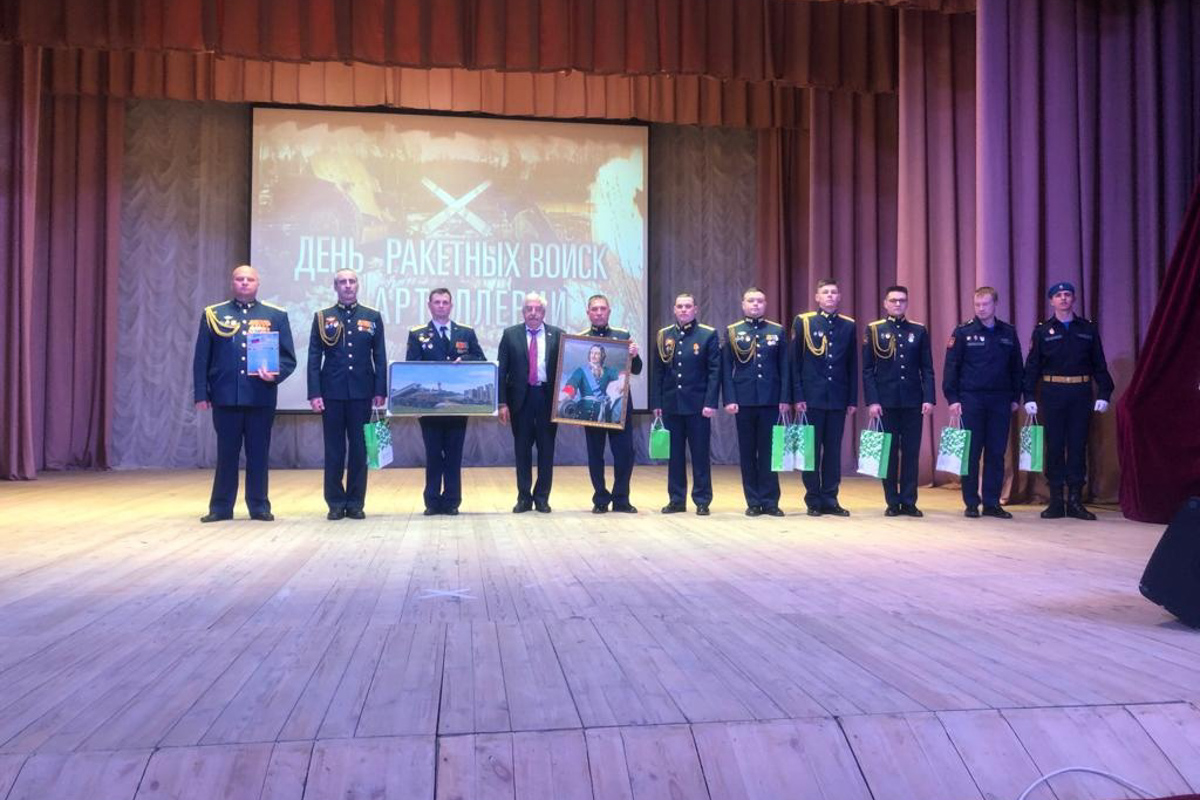 Лучшим представителям войсковой части представители СПбПУ передали брендированные сувениры и подарки от университета 