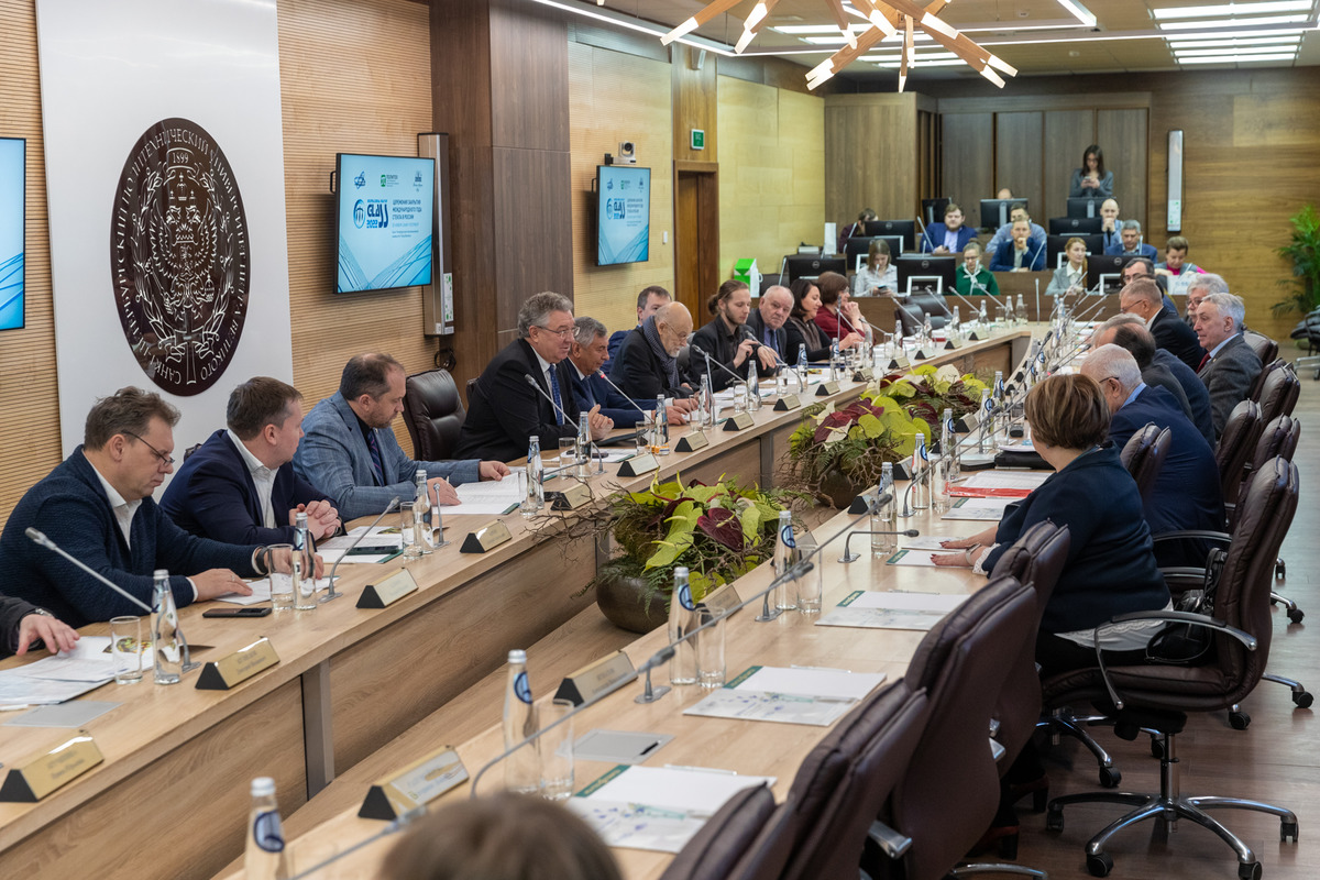 В Политехническом университете состоялась церемония закрытия в России Международного года стекла ООН 