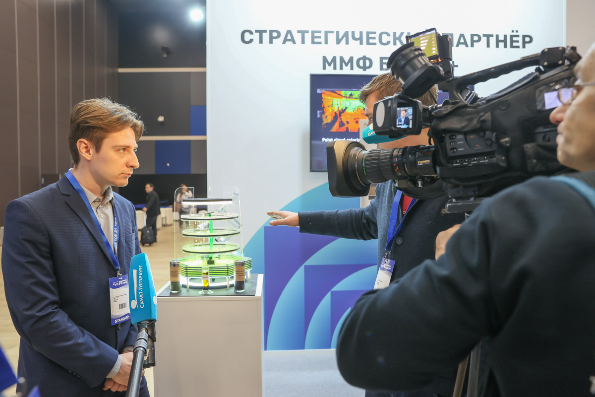 Инженер НИЛ «Промышленная экология» Инженерно-строительного института СПбПУ Никита Зибарев рассказывает журналистам Телеканала «Санкт-Петербург об уникального биофильтра для улучшения микроклимата в аудиториях Инженер НИЛ «Промышленная экология» Инженерно-строительного института СПбПУ Никита Зибарев рассказывает журналистам Телеканала «Санкт-Петербург об уникального биофильтра для улучшения микроклимата в аудиториях