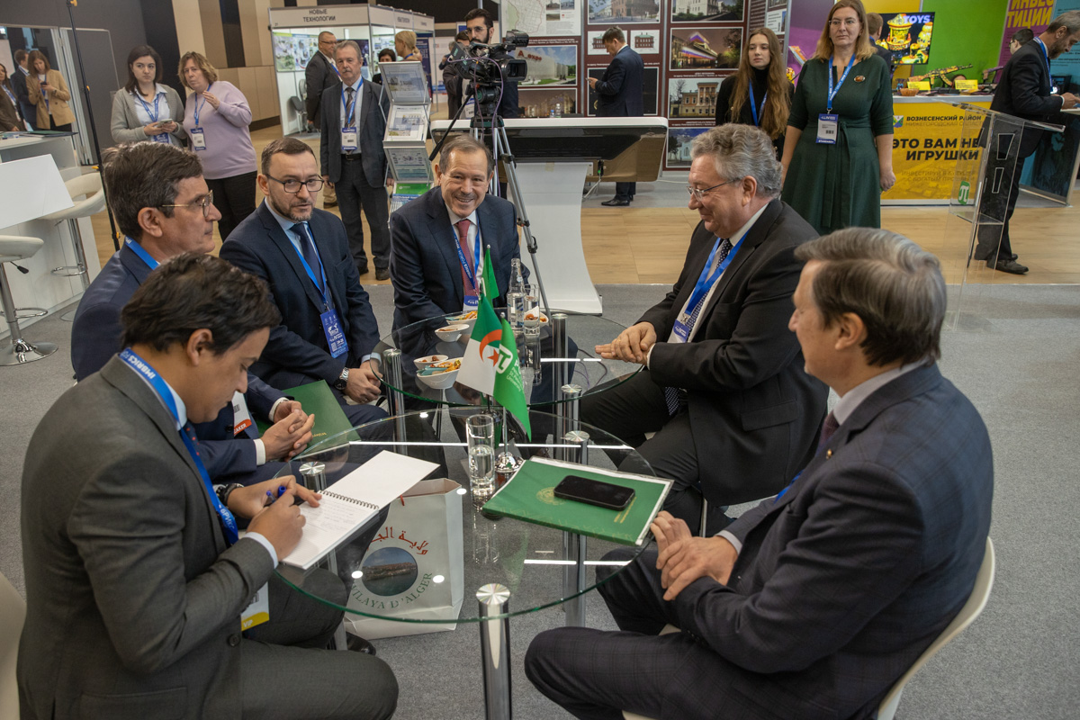 Ректор СПбПУ провел деловую встречу с губернатором города Алжир Мохамедом Абденуром Рабхи (на фото второй слева) 