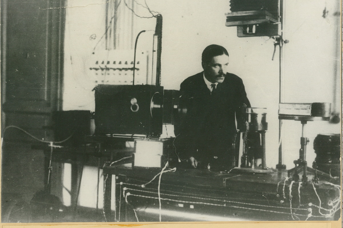 Академик Д.В. Скобельцын в лаборатории физики ЛПИ у своей экспериментальной установки по изучению космических лучей 
