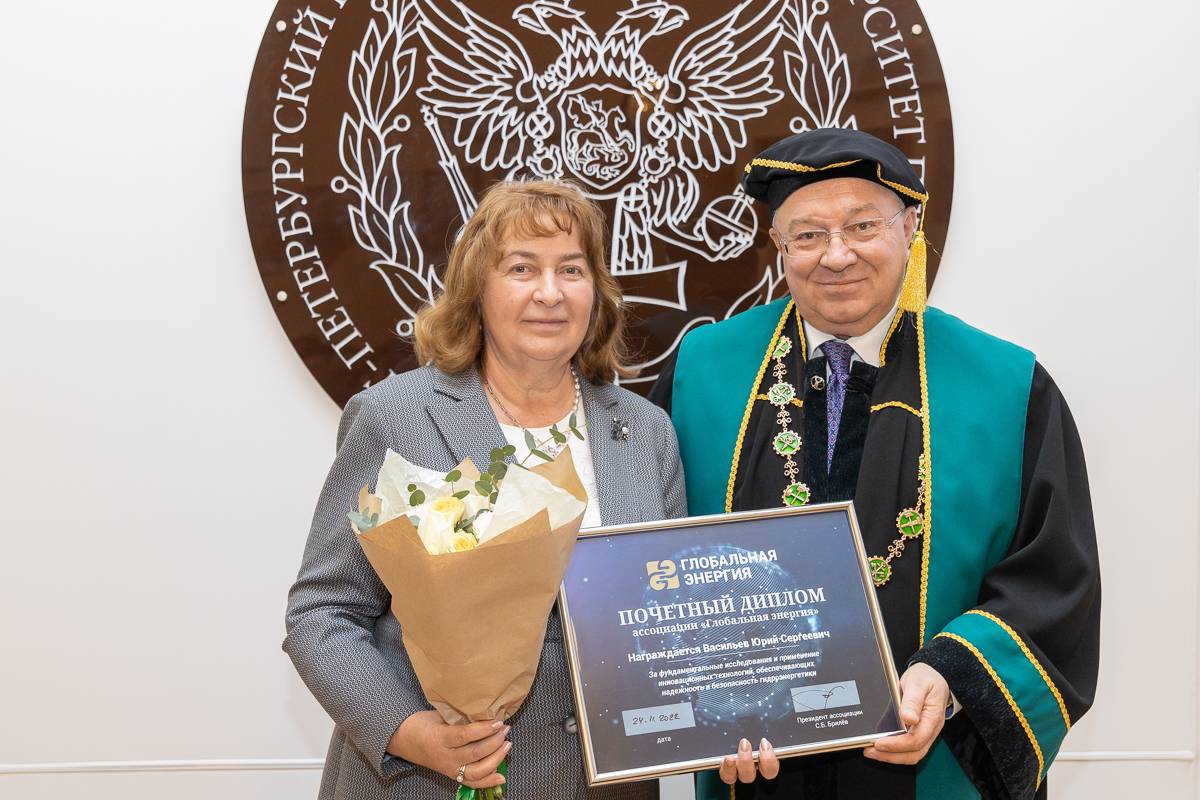 Екатерина Юрьевна получила диплом за Юрия Сергеевича 